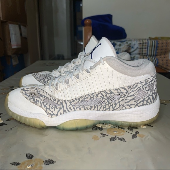 Nike Air Jordan XI 11 Retro Low Size 7Y Youth Basketball Sneakers Gray NBA - Picture 3 of 10